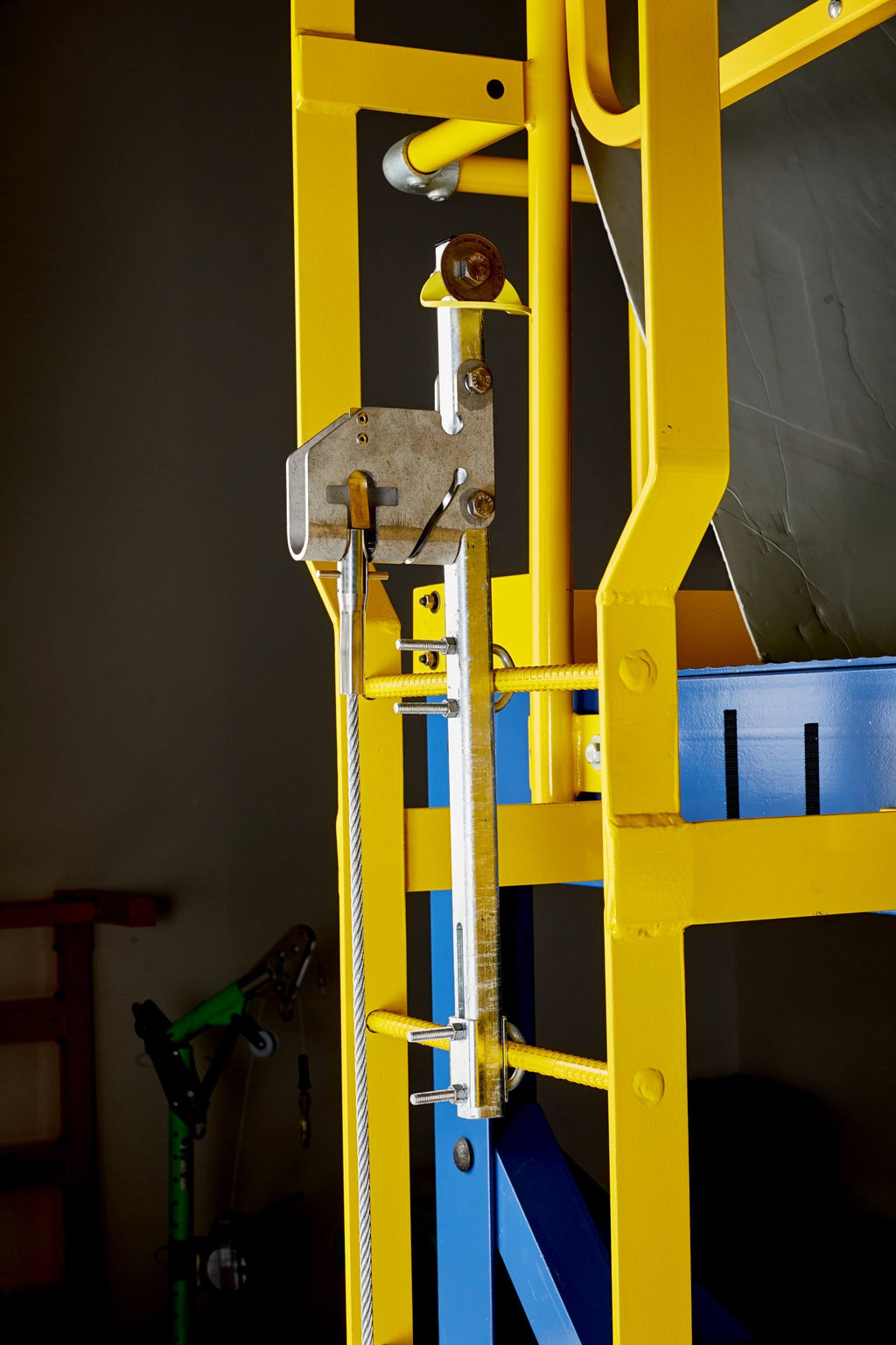 Galvanized Steel Vertical Safety System, 90 ft Q9740