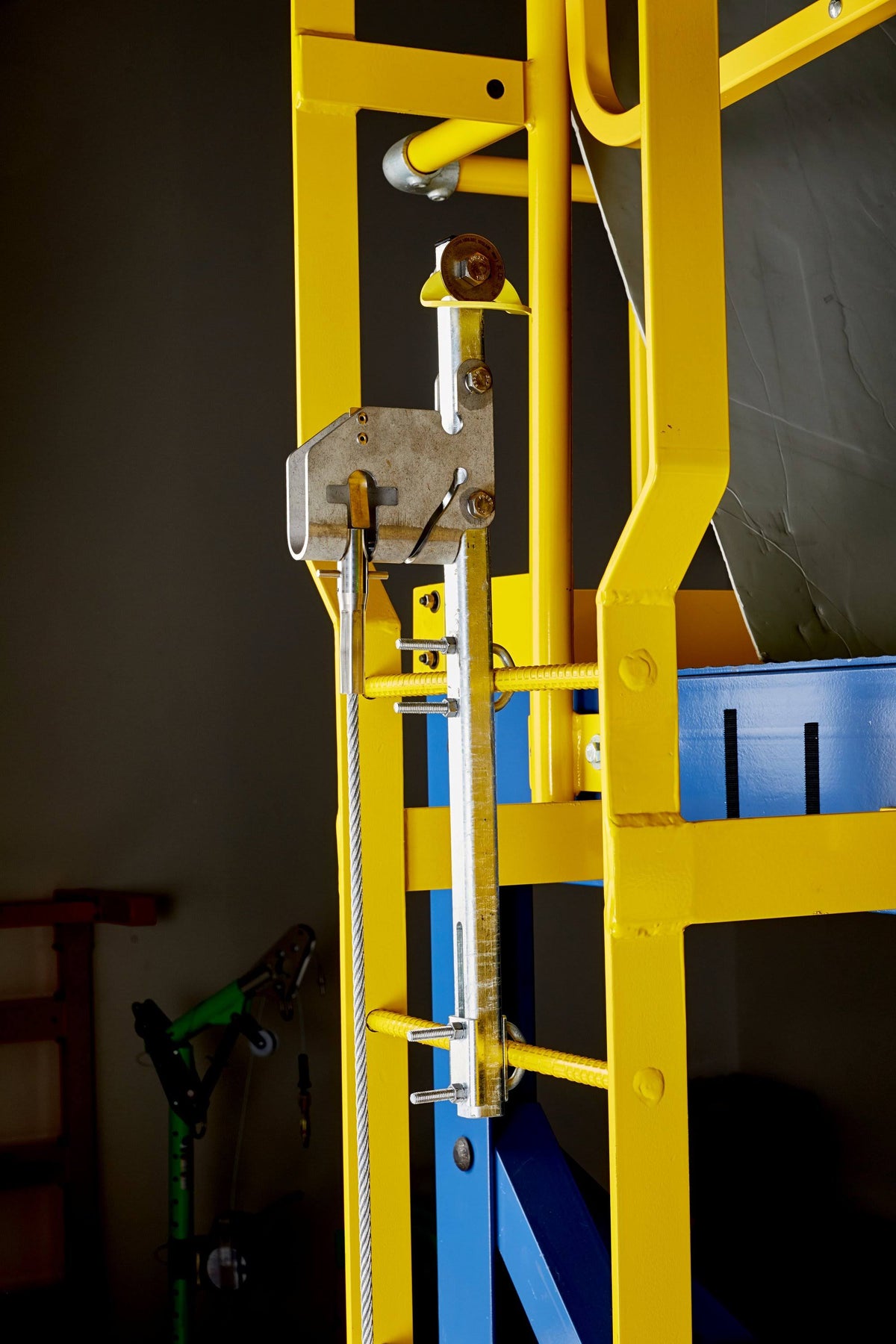 Galvanized Steel Vertical Safety System, 90 ft Q9740
